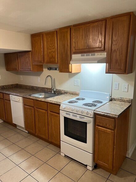 Kitchen Counter - 818 Whitelock St
