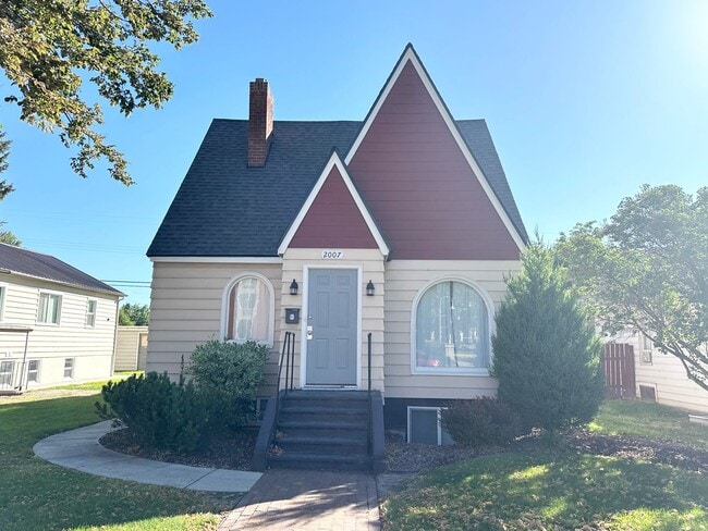 Building Photo - Adorable remodeled in 2023 2 bedroom 1 bathroom duplex available soon!