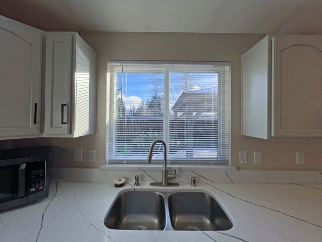 Building Photo - Price Drop!-Exceptional 2200 sq ft Three Bedroom 2 Bath Rambler in Fed Way - with A/C