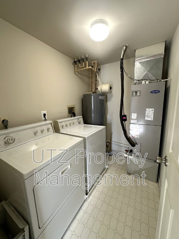 Building Photo - 3800 Sunnyfield Ct