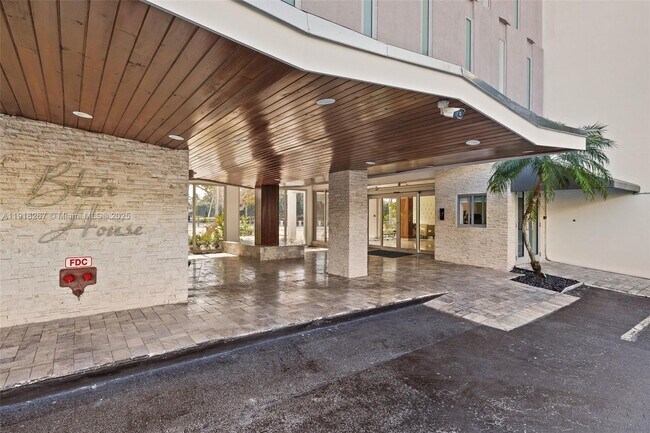 Building Photo - 9102 W Bay Harbor Dr