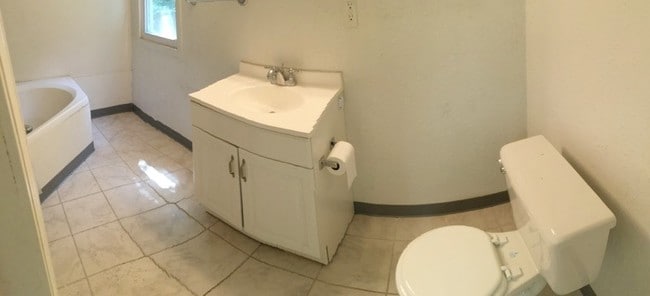 Building Photo - 404 S Busey Ave