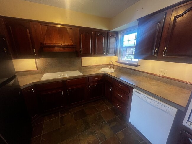 Building Photo - 230 S Circlecrest Dr