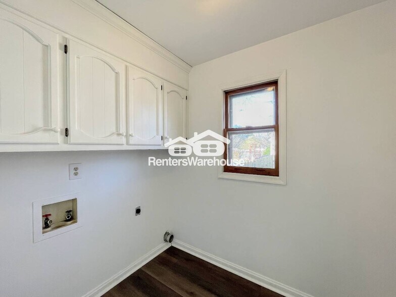 Building Photo - 411 Linkenborough Dr