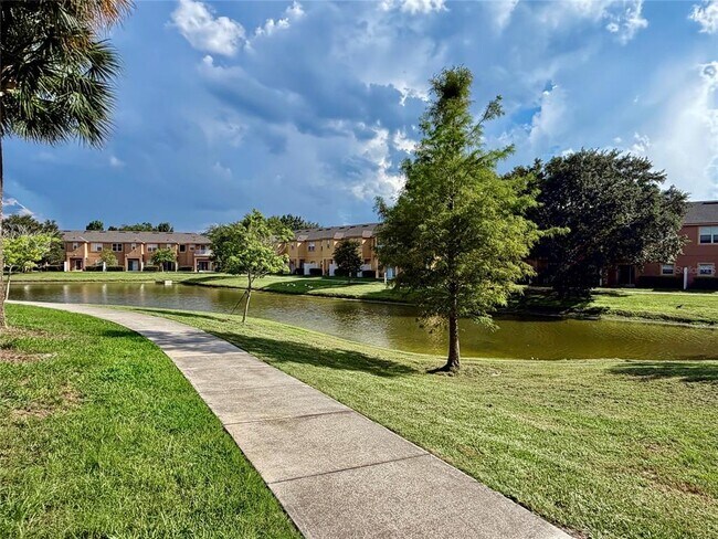 Building Photo - 1720 Retreat View Cir