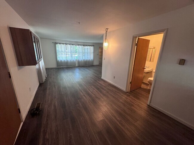 Building Photo - SPACIOUS HOME IN TRAVERSE CITY LOCATED NEAR NMC & EAST BAY