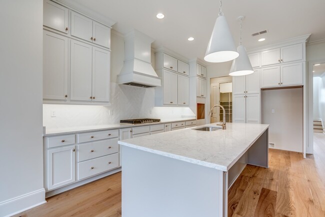 Building Photo - 455 Oma Cove