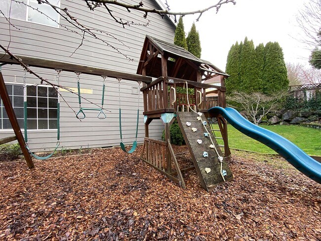 Building Photo - Great NW Home with Fenced Yard, Large Gara...