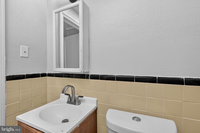 Building Photo - 331 W 21st St