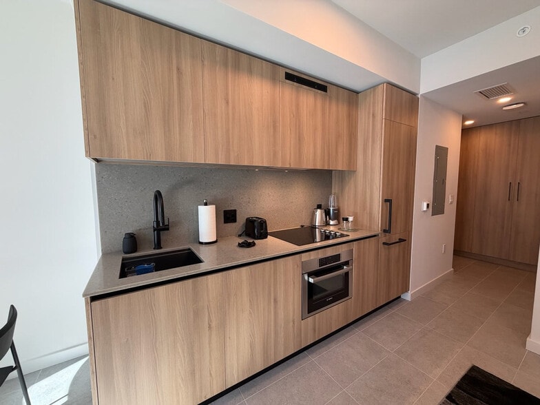 Building Photo - 121 NE 5th St