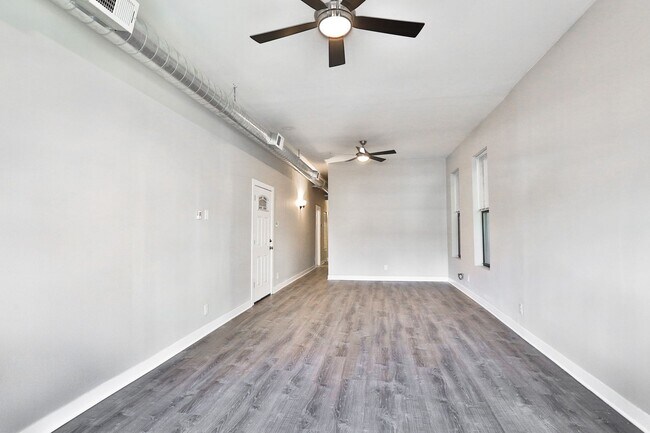 Building Photo - HUGE Condo Quality 4bed/2bath in Hot Wicker Park! Central Air! In-Unit Laundry! Deck! FREE Internet!