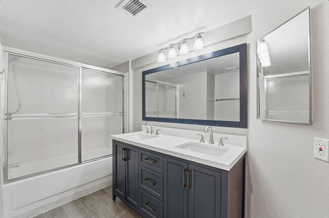 Building Photo - Central Phoenix Gem! Private Patio, Gated, Pool + Underground Parking