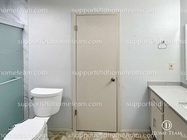 Building Photo - "Spacious 4-Bed Oasis with Granite Touches & Finished Basement in Renton!"