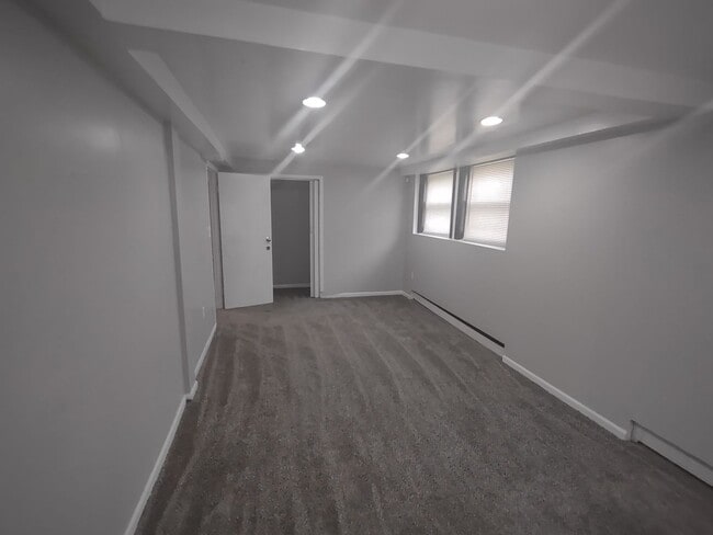 Building Photo - Spacious 4 Bedroom Single Family Home - No...