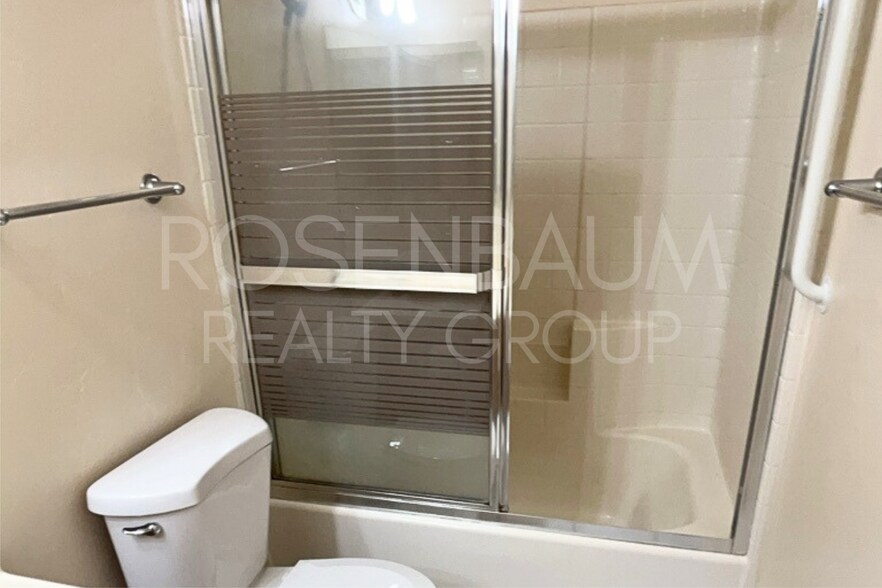 Building Photo - Charming 2-bedrooms, 2-baths duplex home p...