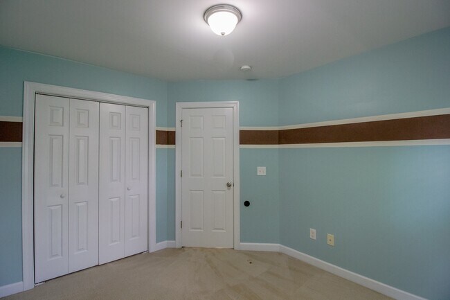 Building Photo - End Unit Townhome| 2nd Floor Loft Space | ...