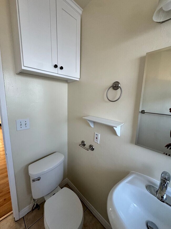 Building Photo - 1 BDRM, 1 Bath with Parking Space
