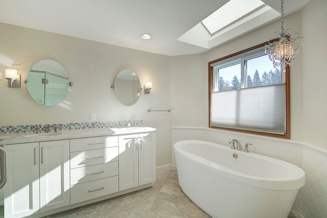 Building Photo - 4Bd/2.5Ba Renton House