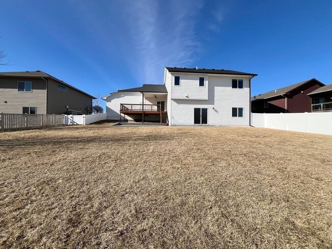 Building Photo - 4 Bed/3.5 Bath with 4 Stall Heated Garage!