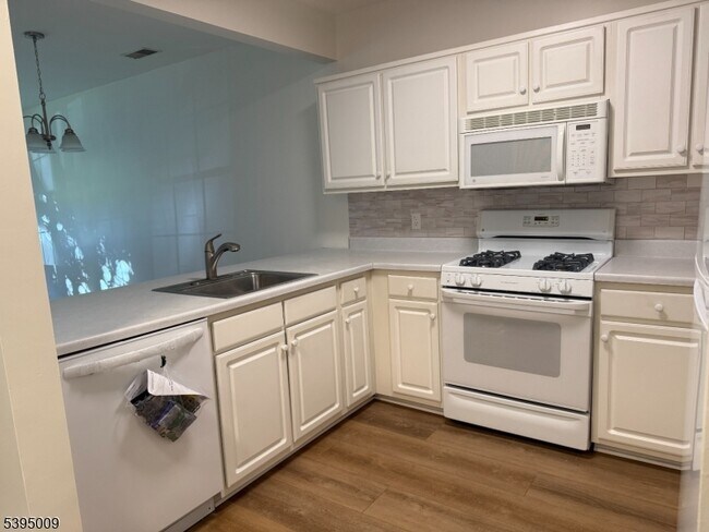 Building Photo - 3102 Cleveland Ln