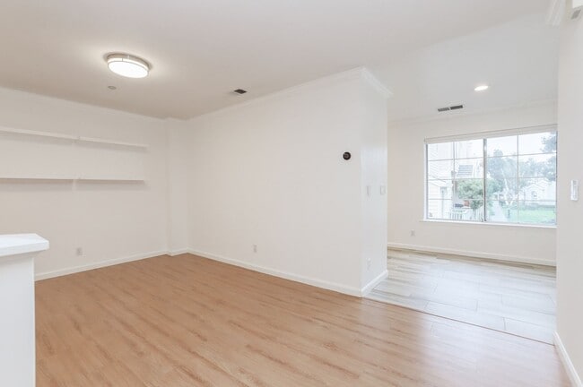 Building Photo - 3 Bed / 2.5 Bath townhome at the Cove in Redwood Shores with garage parking and EV charger. YouTu...