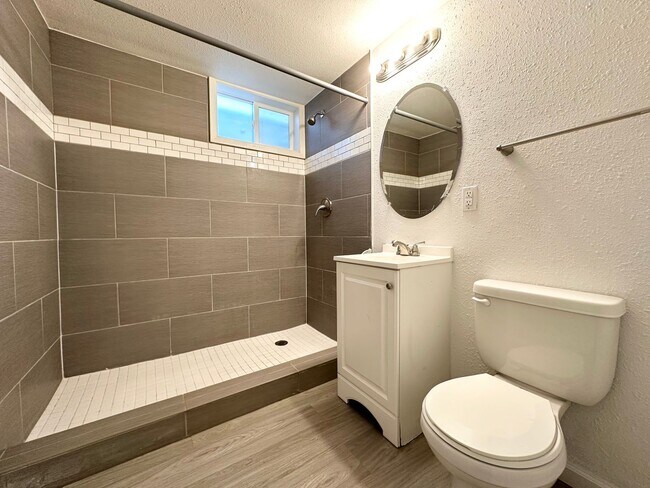 Building Photo - Large Duplex Style Home With Spacious Liva...