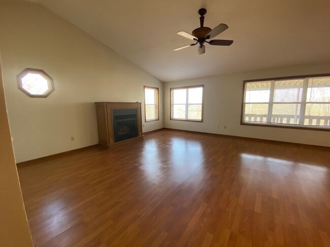 Building Photo - Large 4 Bed /  2 Bath Home
