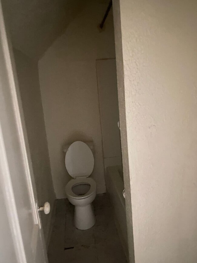 Building Photo - 2nd fooor walk-up duplex in historic house...