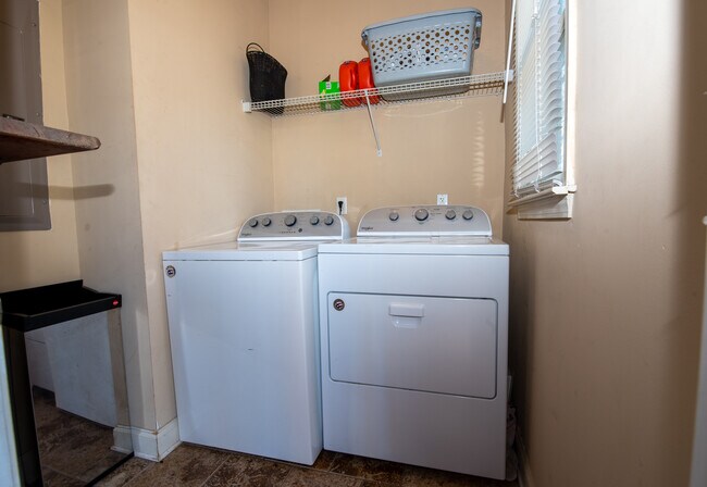 Building Photo - 2019 Pryor Rd SW