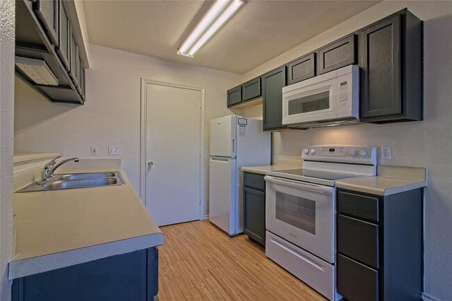 Building Photo - 2211 Creekside Ln
