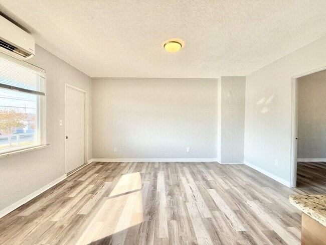 Building Photo - 551 N Ridgewood Ave