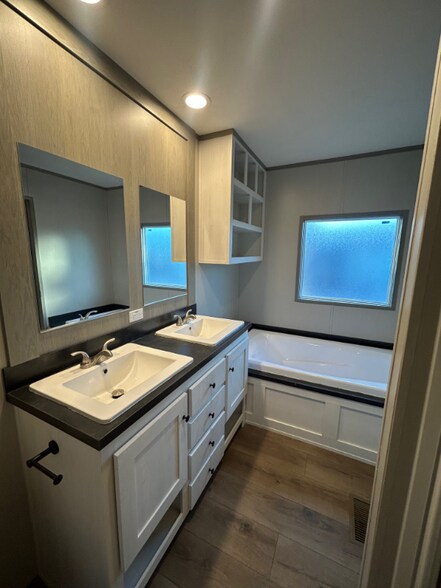 Building Photo - 10301 SE 29th St