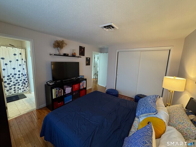 Building Photo - 17 Coram Rd