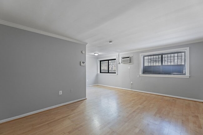 Building Photo - Spacious, Recently Renovated 1 Bedroom!