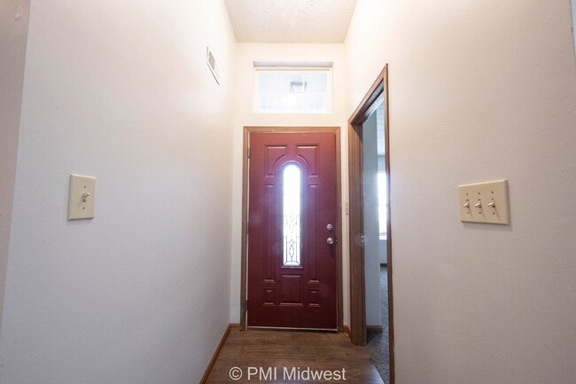 Building Photo - New place, new vibe, same small-town charm
