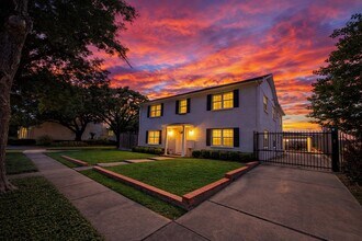 Building Photo - 2126 Banks St