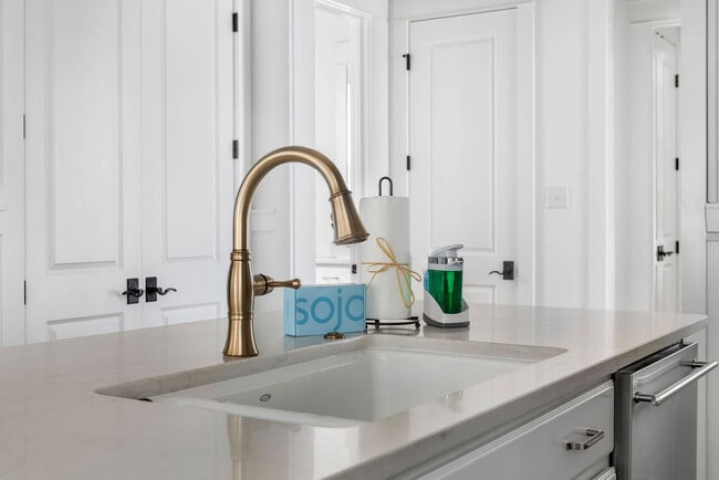 Building Photo - 80 East Royal Fern Way