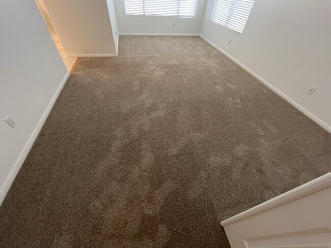 Building Photo - GET READY FOR SUMMER IN THIS BEAUTIFUL 5 BEDROM 3 BATHROOM HOME WITH A STATE OF THE ART APPLIANCE...