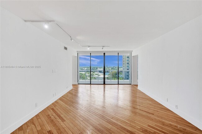 Building Photo - 20281 E Country Club Dr