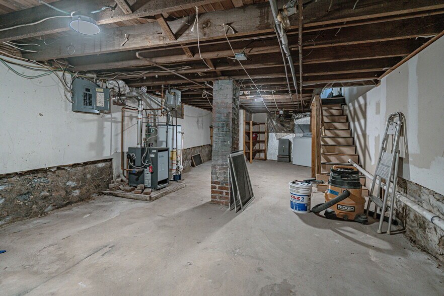 Building Photo - 327 Arch St