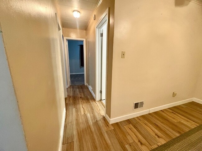 Building Photo - 3 Bedroom 2 Bathroom Cape Cod Available in York!