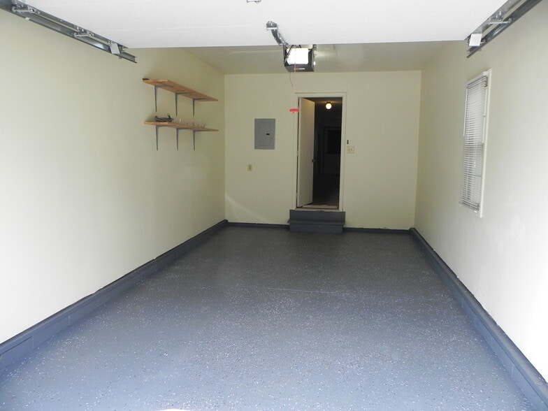 Building Photo - 6008 Red Oak Dr