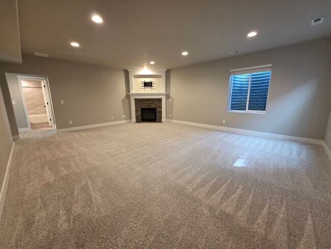 Building Photo - Spacious 5 Bed, 3 Bath Home in Desirable M...