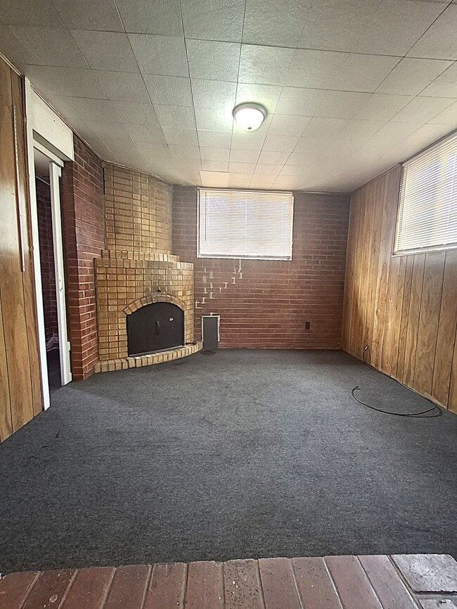 Building Photo - ALL PROSPECTIVE TENANTS MUST SUBMIT A $58 ...