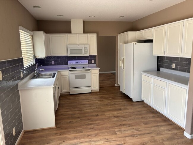 Building Photo - 4 bedroom 2.5 bath in NW Suburban Reno