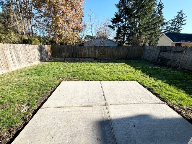 Building Photo - Beautiful 3 Bedroom Beaverton Home with New Carpet and Large Fenced in Backyard!