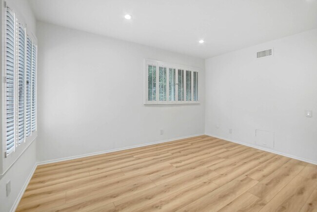 Building Photo - Rent this Beautiful 5 BEDROOM HOME NOW!