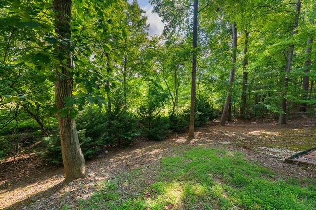 Building Photo - 3 bed, 3.5 bath with expansive deck and fe...