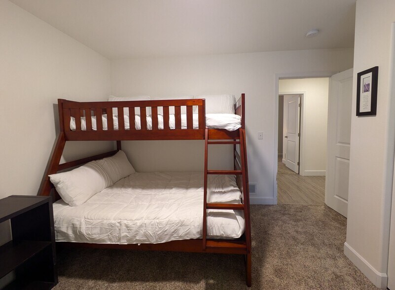Bedroom 1 - 8244 Rovenna St