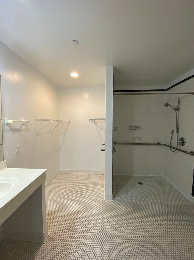Building Photo - 1st Floor 1Bed/1Bath ALL Electric with W/D...